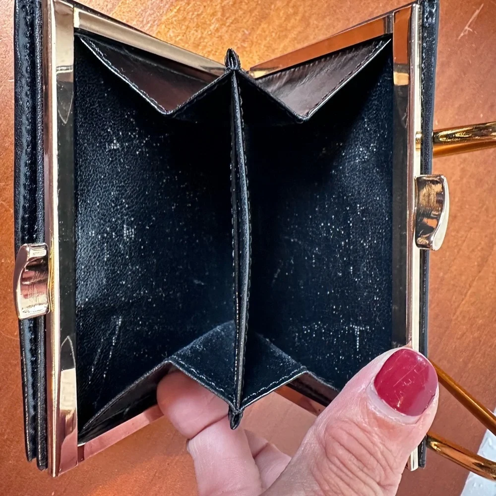 AUTH GIVENCHY VINTAGE LOGO
LEATHER COMPACT WALLET PREOWNED BLACK - Picture 5 of 9